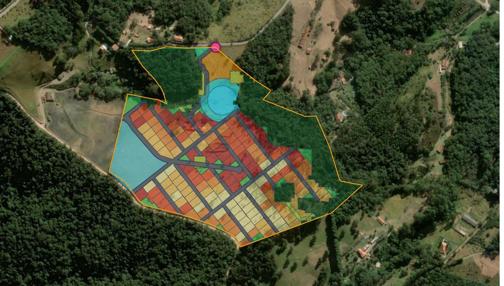 Foto de satélite de uma gleba com o parcelamento esquemático sobreposto: lotes por faixa de valor, vias, mata preservada e lago